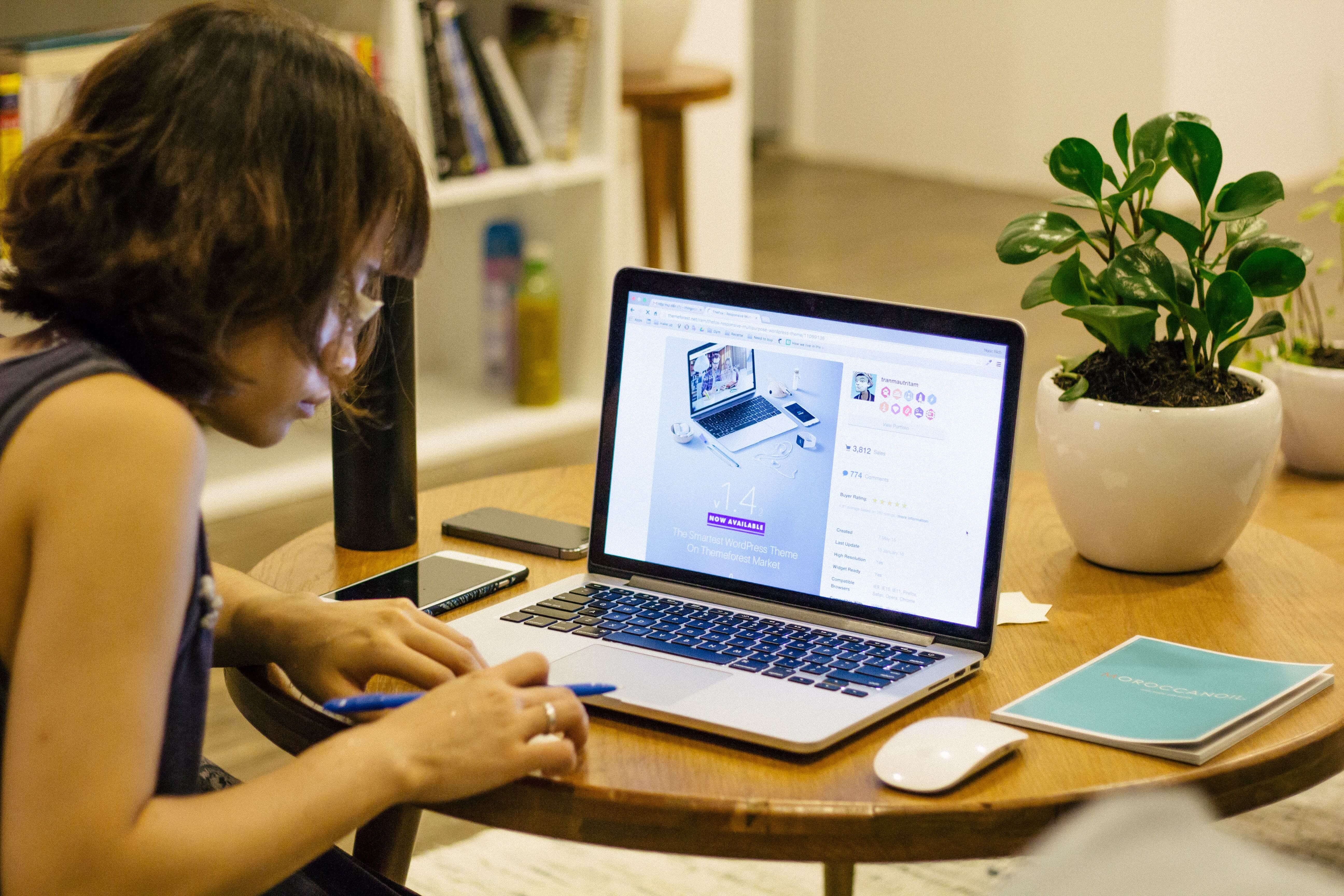 woman-desk-macbook-pro-pen-68761-min